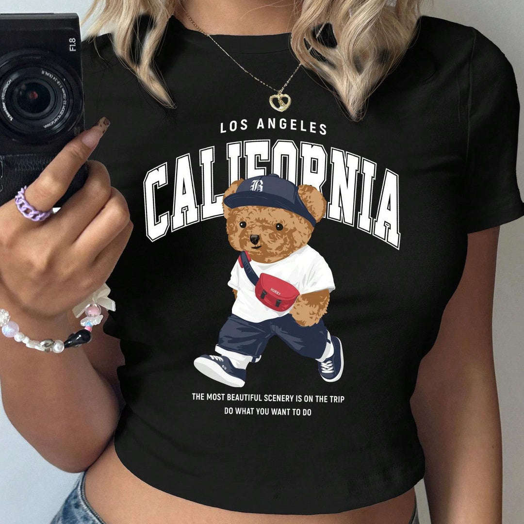 Dame Crop-T-shirt med lekent bjørnemotiv og moderne skrift Skjora