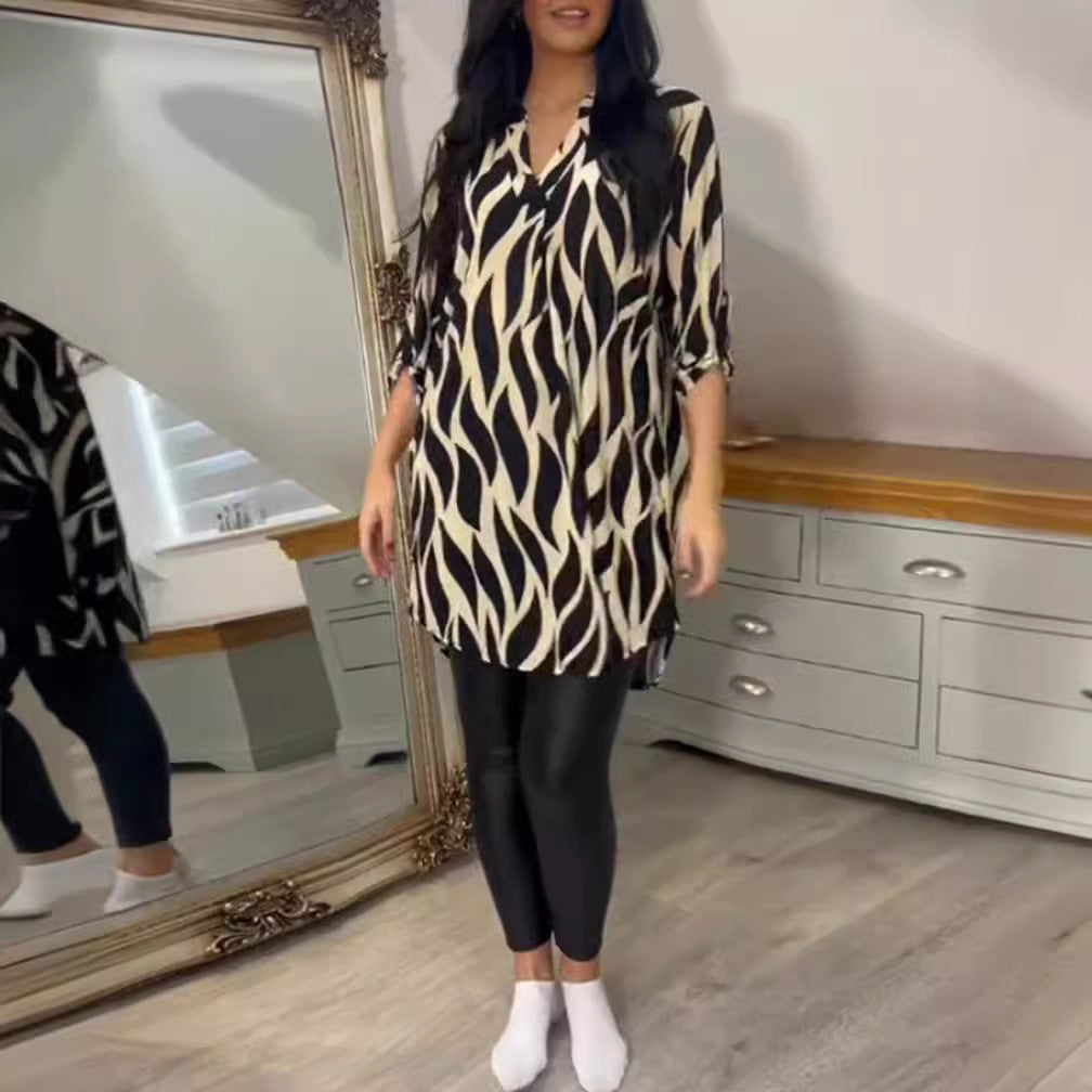 Dame blusekjole med moderne grafisk design og asymmetrisk kant Skjora