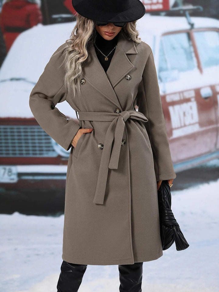 Kvinnens elegante oversized kåpe med dobbelt knappestolpe og stilig belte Skjora
