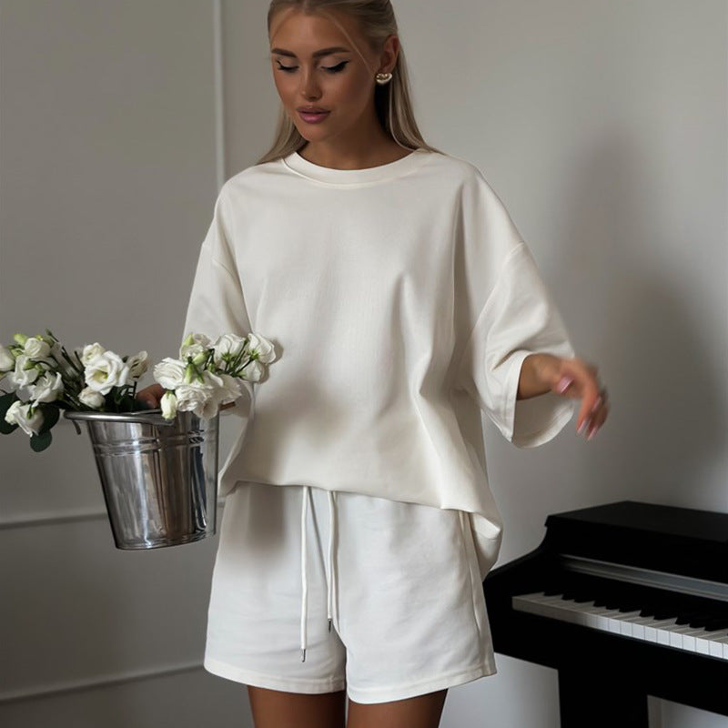 Kvinne Casual To-delt Sett bestående av oversized T-skjorte og Shorts Skjora