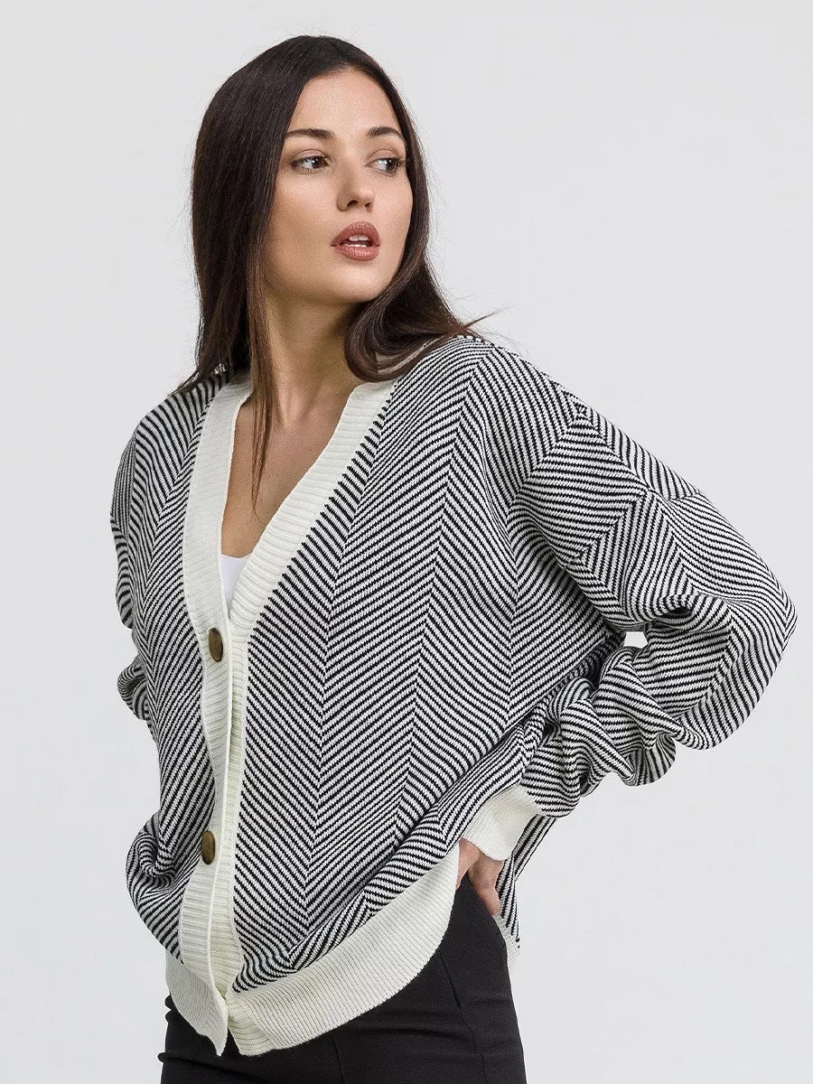 Kvinnes trendy strikk cardigan i zigzag mønster med elegant knappestolpe Skjora