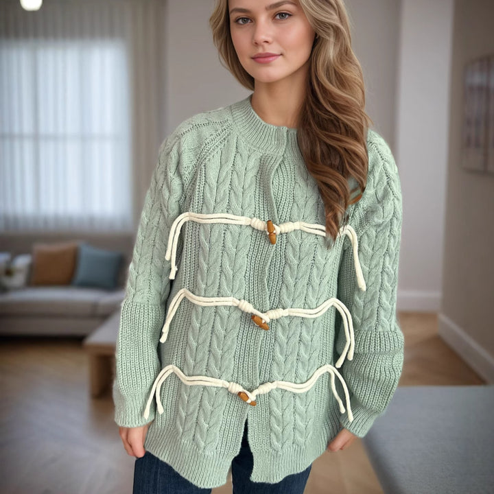 Kvinnens chunky strikket cardigan med unik snor og dekorative treknapper Skjora
