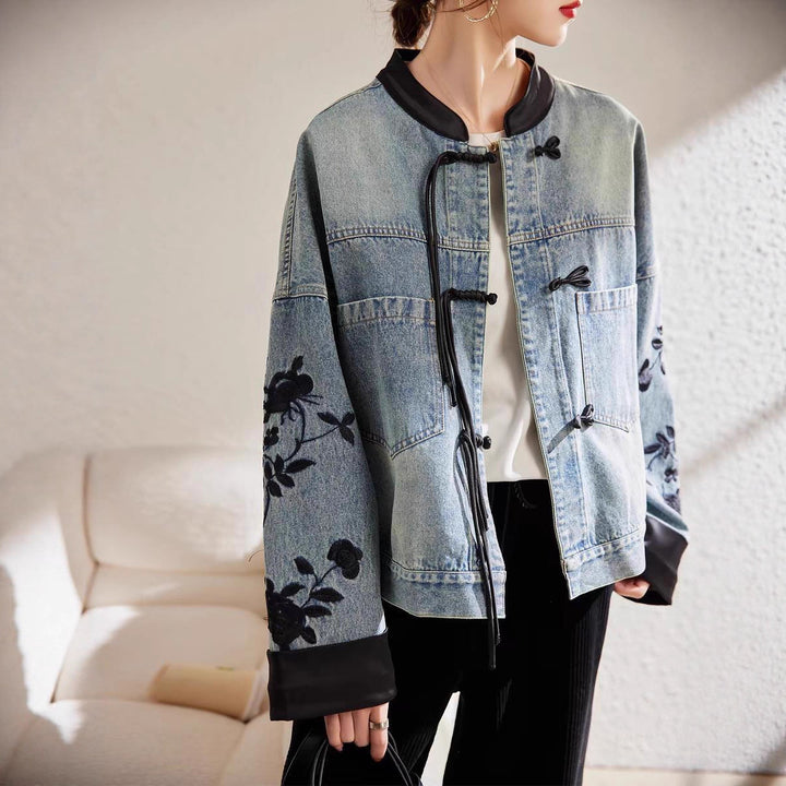 Kvinnelig moteriktig denimjakke med blomsterbroderi og elegante mansjetter