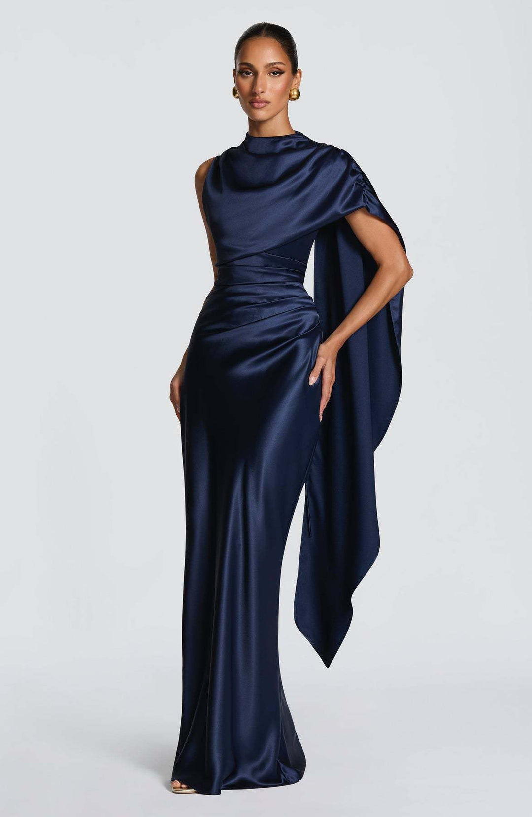 Kvinnens elegante maxi kjole med asymmetrisk topp og flytende sateng