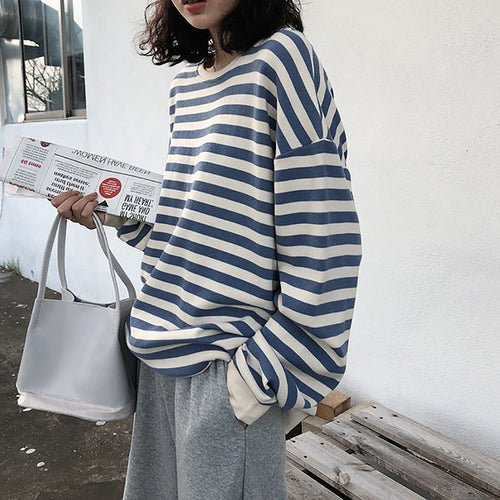 Damestripet sweatshirt med en løs passform og avslappede ermer