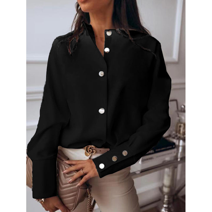 Damebluse med moderne krage og dekorative knapper Skjora