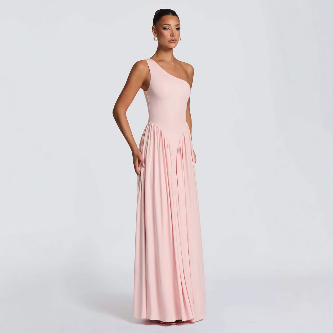 Kvinnens elegante asymmetrisk maxikjole med flytende skjørt og raffinerte draperingsdetaljer