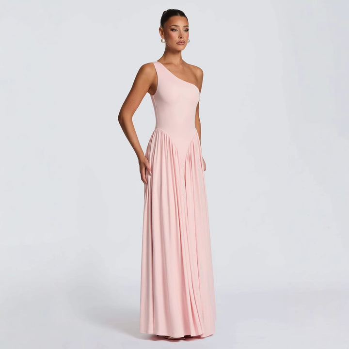 Kvinnens elegante asymmetrisk maxikjole med flytende skjørt og raffinerte draperingsdetaljer