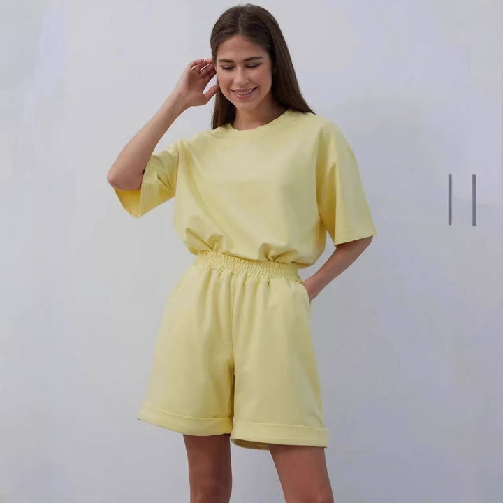 Kvinnens uformelle loungedrakt med oversized t-skjorte og shorts Skjora