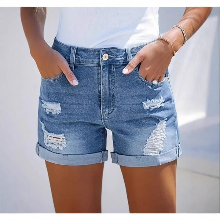 Dame korte Destroyed Denim-shorts i avslappet stil med oppbrettede sømmer og stilige rifte-detaljer Skjora
