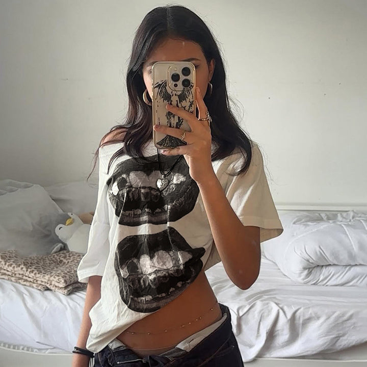 Dame casual T-skjorte med glitrende krossdesign og romslig U-hals Skjora
