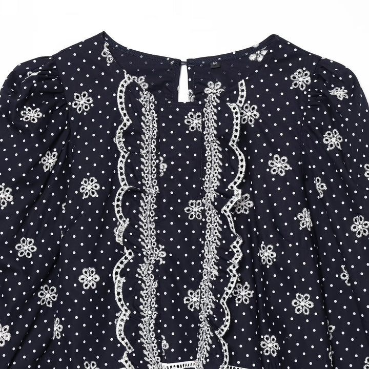Damebluse med fine spiss- og volangdetaljer Skjora
