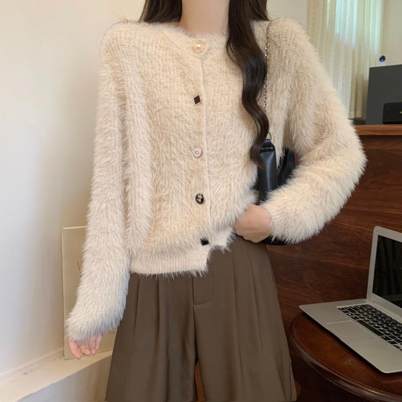 Kvinnelig koselig cardigan med knappe-design og elegant preg Skjora