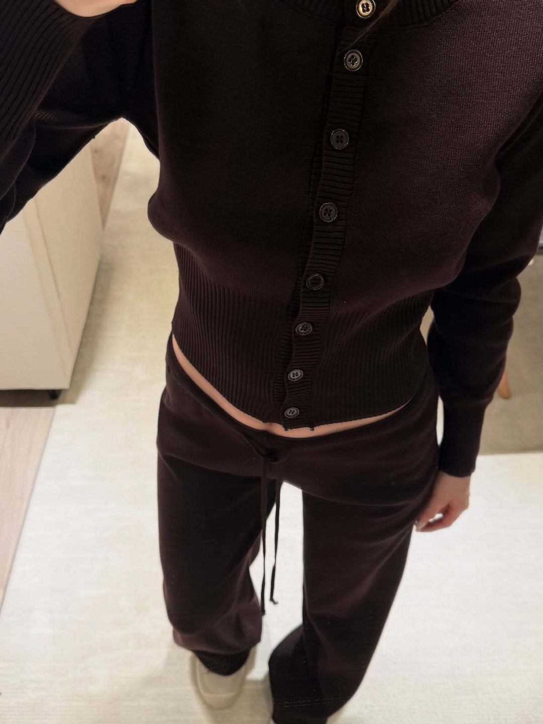 Dame chunky strikkegenser med skreddersydd snitt og moteriktige knapper Skjora