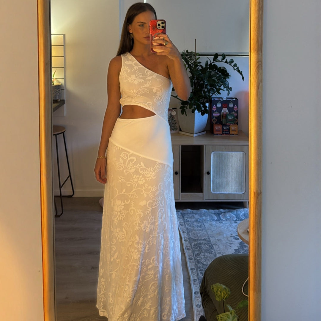 Damer Elegant Maxikjole med asymmetrisk snitt og blomstret spissdetalj Skjora