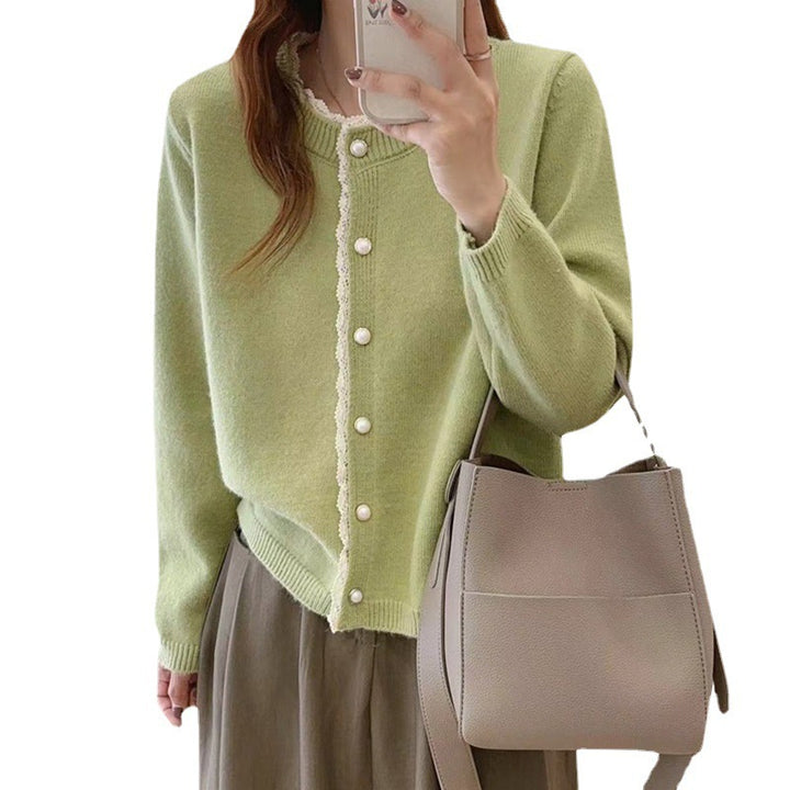 Kvinne cardigan med blonder og vakre perleknapper Skjora