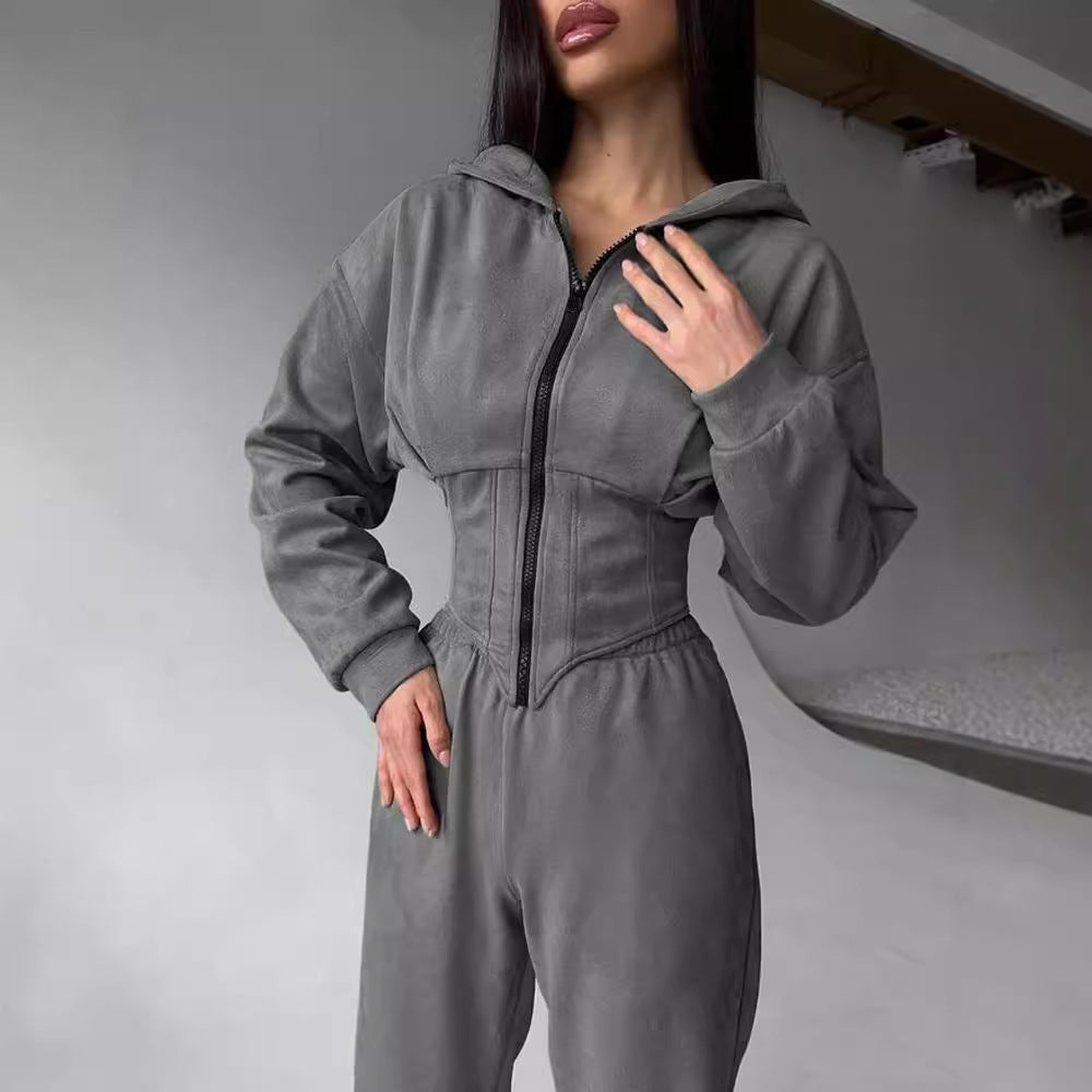 Kvinnens figursydde jumpsuit med skreddersydd design og sporty hette Skjora
