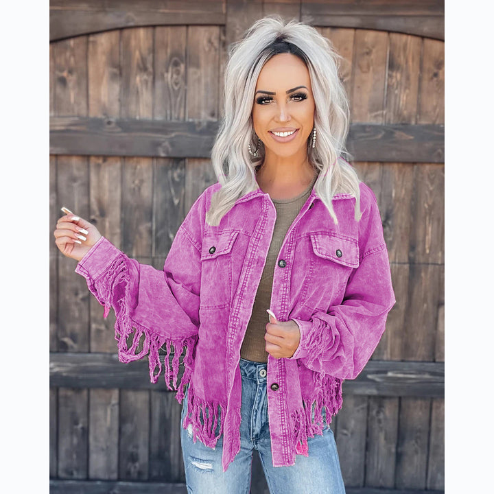 Kvinne franjejakke laget av denim i en avslappet oversized passform