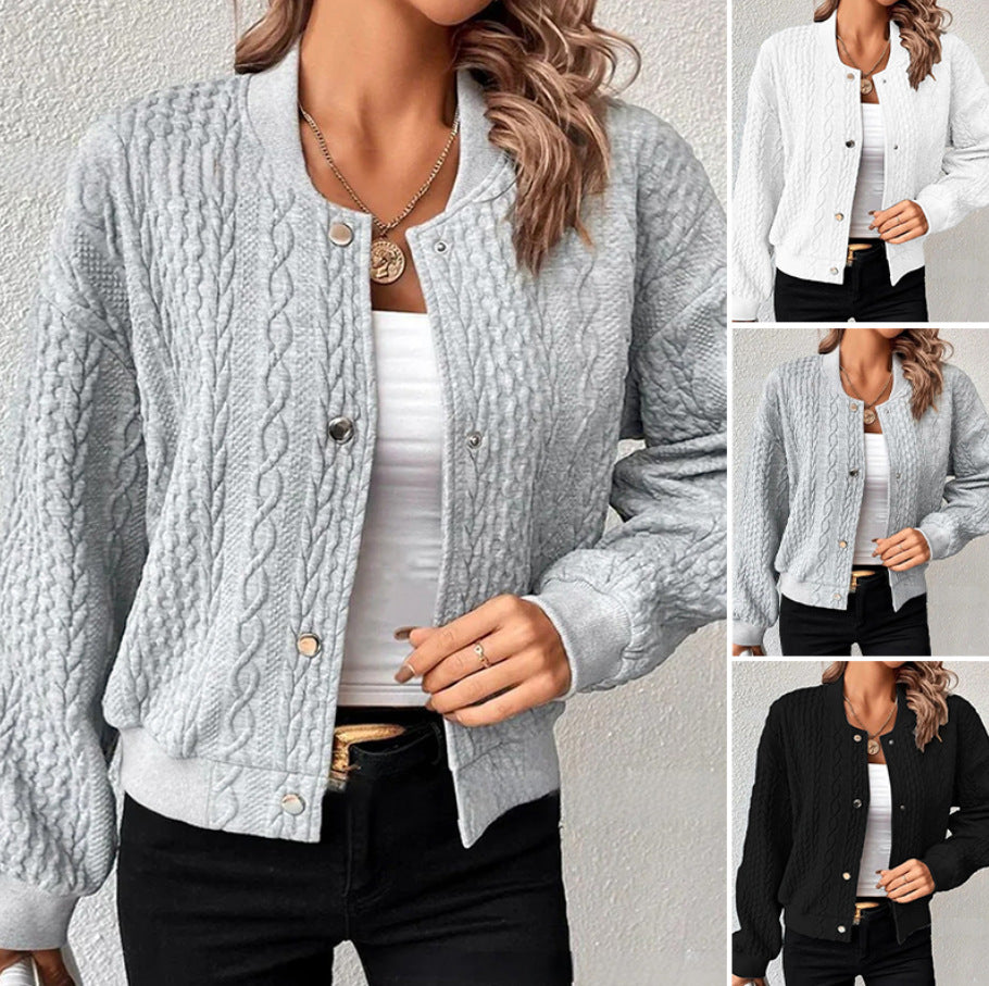 Kvinnens cardigan med elegant flette strikk mønster og trykknapp lukking Skjora