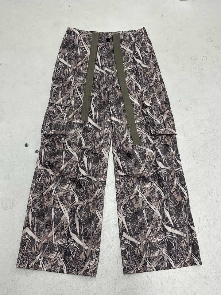 Dame utility-bukser i camouflagedesign med justerbar liv og praktiske sidelommer Skjora
