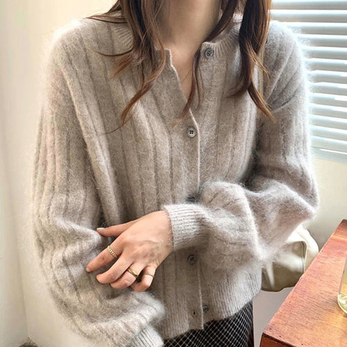 Damens finstrikkede cardigan med elegante knappedetaljer og mykt materiale Skjora