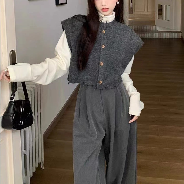 Kvinne cropped cardigan med splittet kant og detaljer med treknotter Skjora
