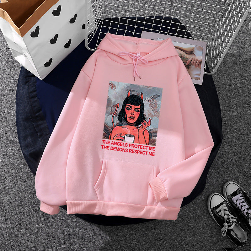 Kvinnehettegenser med kreativ grafisk trykk Skjora