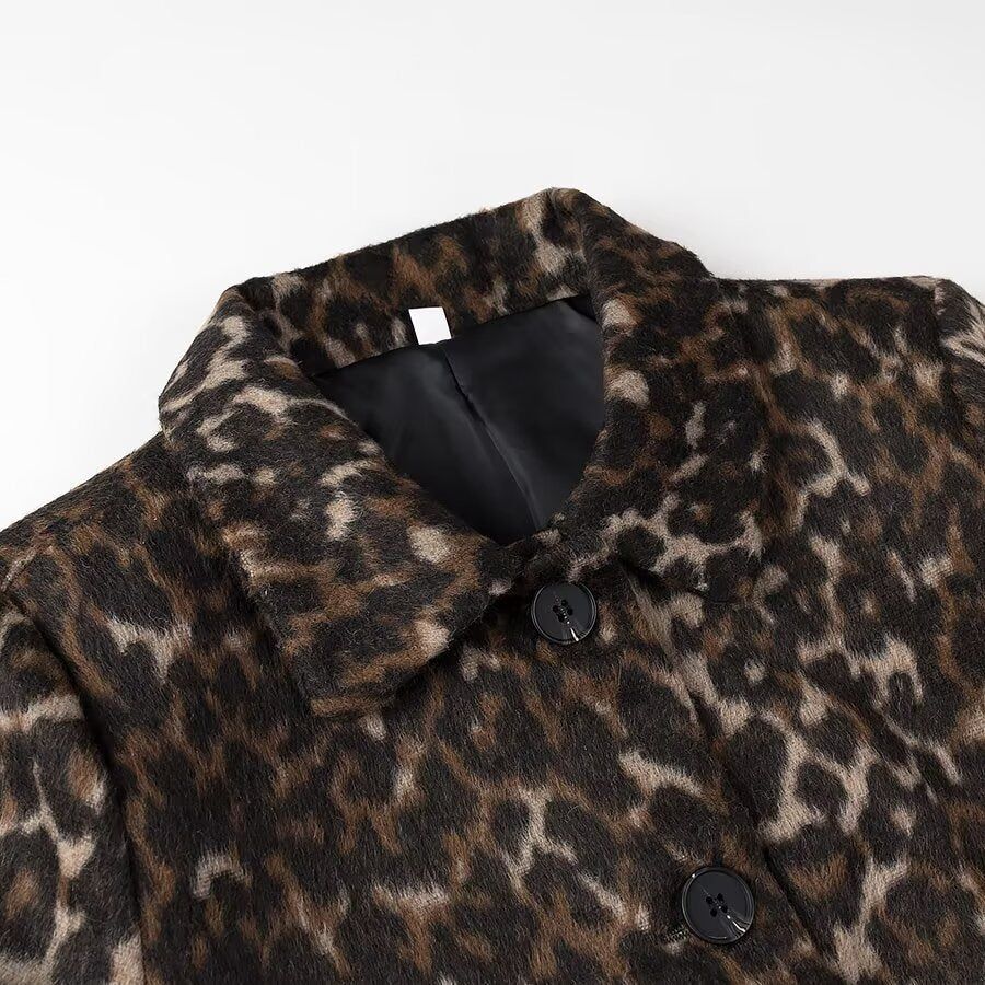 Dames moteriktig kort frakk med leopardmønster Skjora