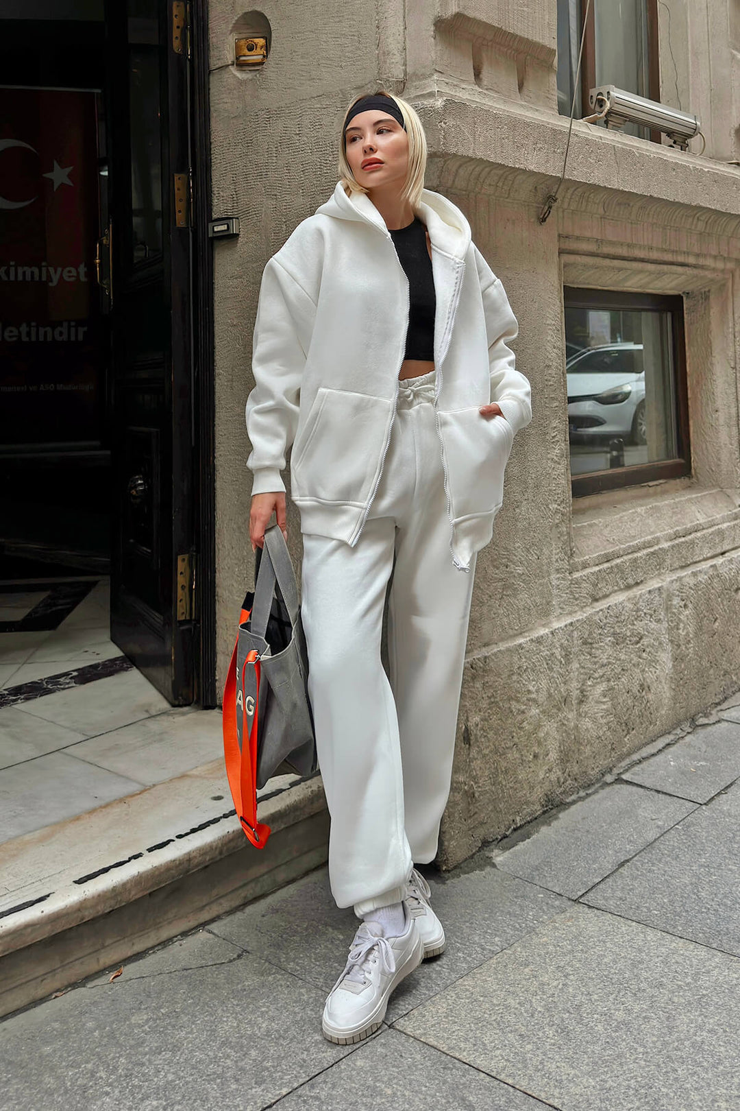 Kvinnes sporty fleece-sett med hette og vide bukser Skjora