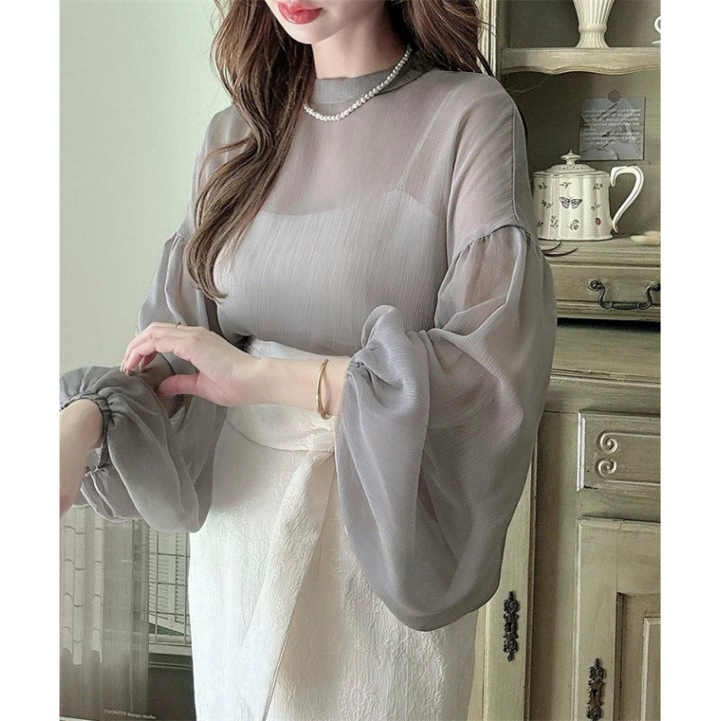 Kvinne elegant bluse med voluminøse ermer og en tidløs rund hals Skjora