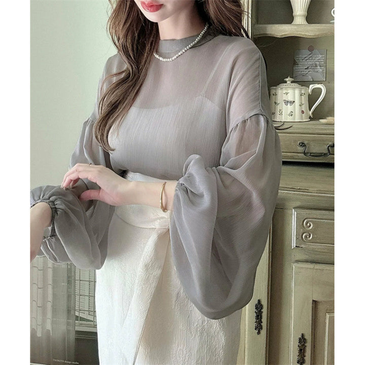 Kvinne elegant bluse med voluminøse ermer og en tidløs rund hals Skjora