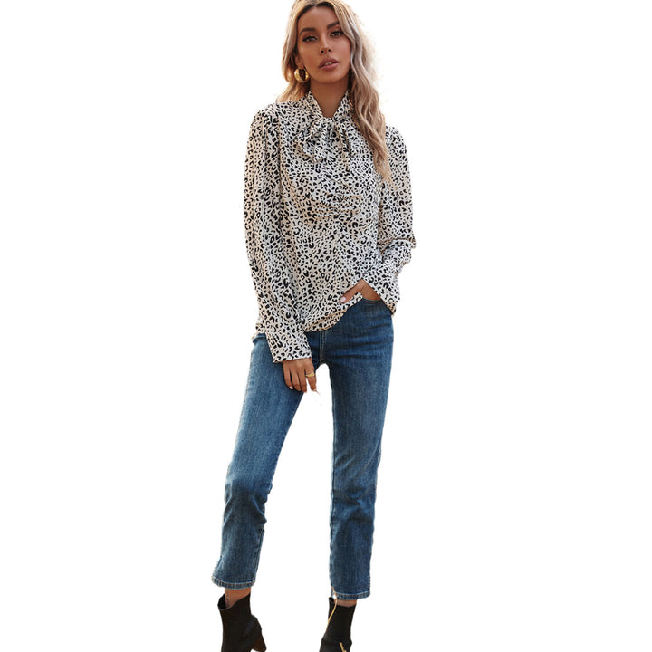 Kvinnelig elegant bluse med volangdetaljer og edelt leopardmønster Skjora