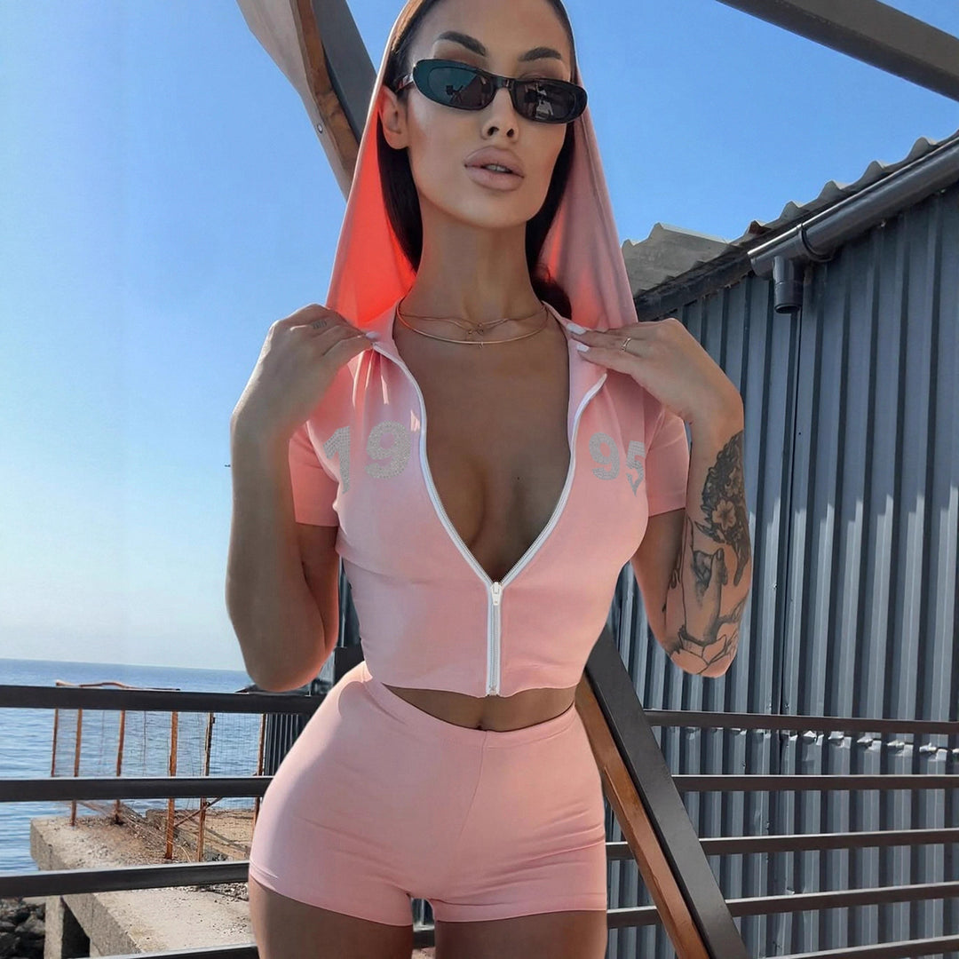 Dame sporty todelt sett med hettegenser og korte shorts Skjora
