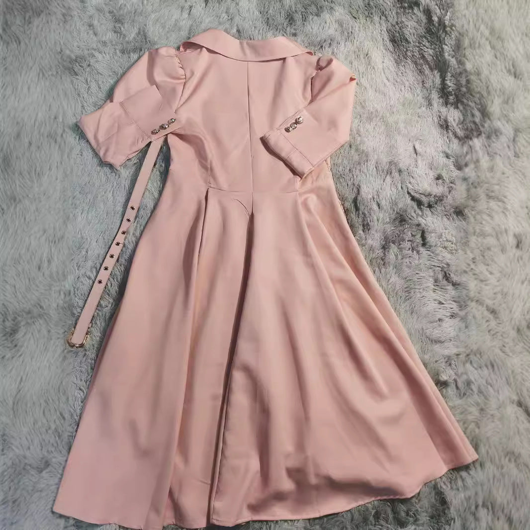 Dame Elegant omslagskjole med belte i midjen og boucle-detaljer Skjora