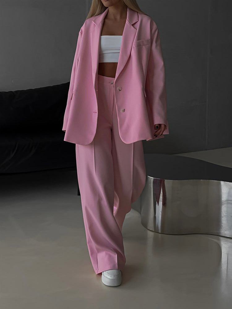 Kvinnelig elegant to-dels sett med oversized blazer og vide bukser Skjora