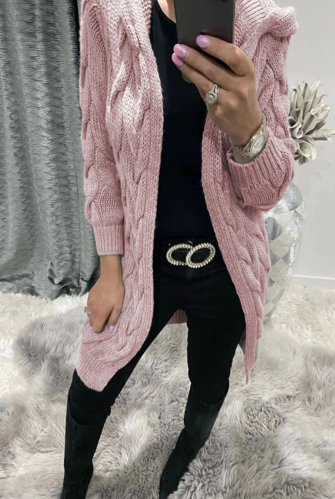Kvinnes chunky strikk cardigan med nostalgisk kabeldesign og praktiske lommer Skjora