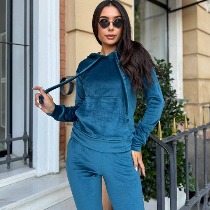 Kvinnelig elegant fløyels loungewear-sett med hette og elastiske mansjetter Skjora