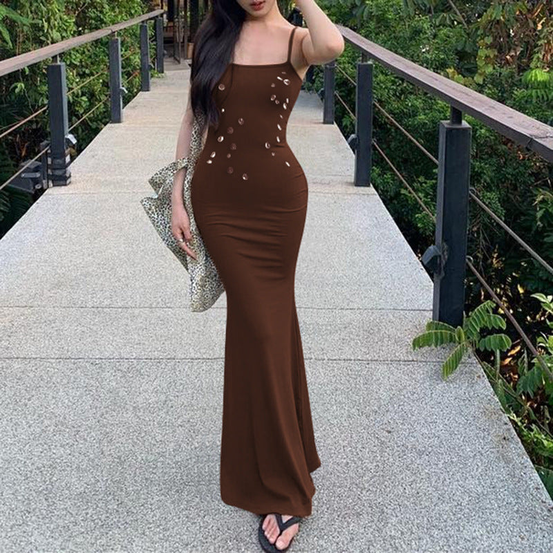 Dame figurnær maxi kjole med stilige spaghetti stropper design og elegant glitter aksent Skjora
