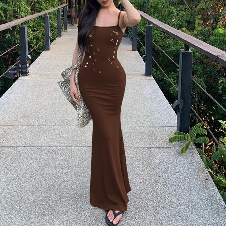 Dame figurnær maxi kjole med stilige spaghetti stropper design og elegant glitter aksent Skjora