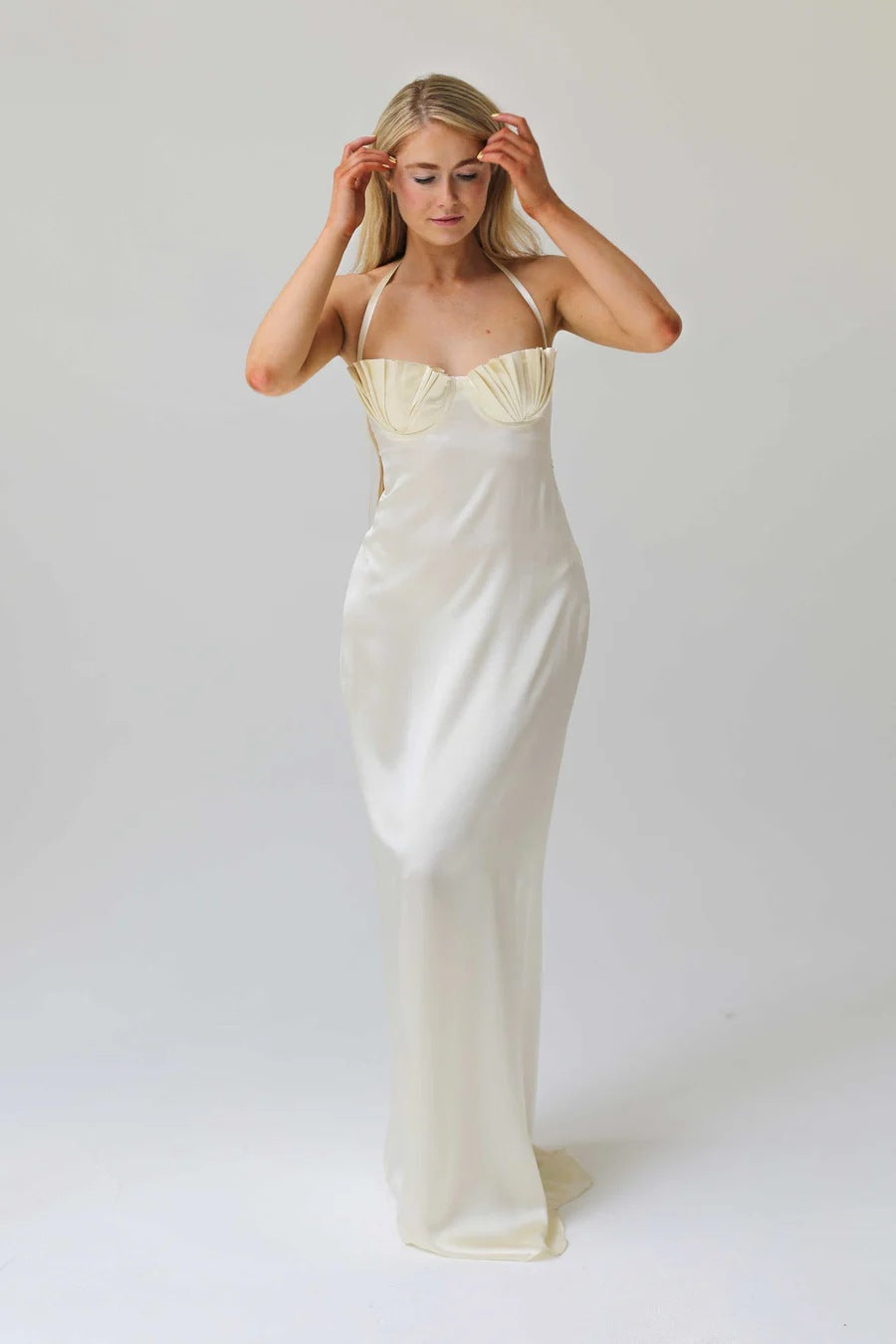 Damen Abendkleid mit tailliertem Oberteil und raffinierten Falten Skjora