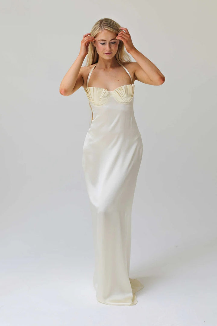 Damen Abendkleid mit tailliertem Oberteil und raffinierten Falten Skjora