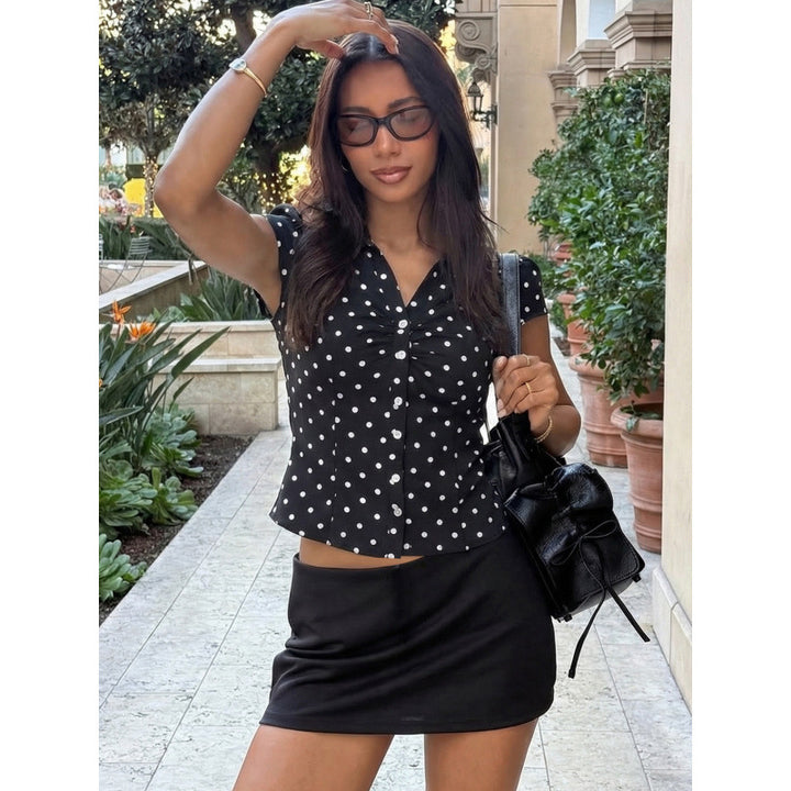 Dame Polka Dot Bluse med innsnevret passform og volangdetalj Skjora