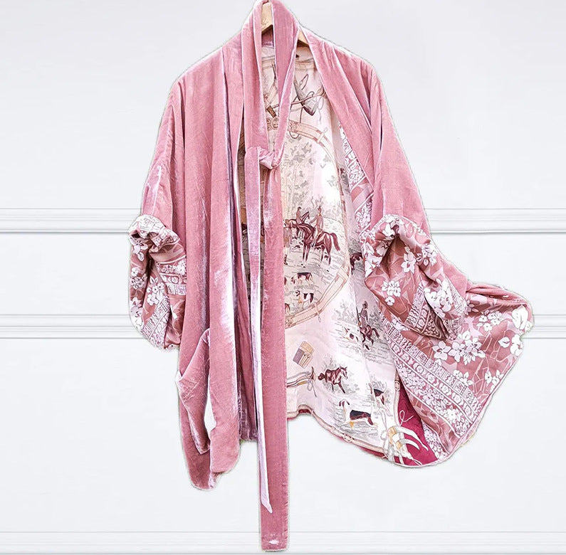 Kvinnes luksuriøse kimono med blomstermønster og silkeaktig fôr Skjora
