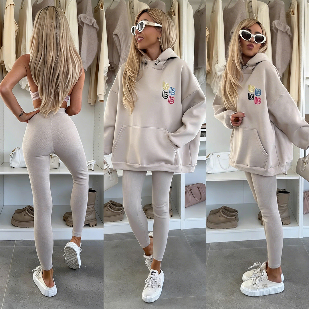Kvinnens avslappede oversized hettegenser med fargerik logo og kengurulomme Skjora