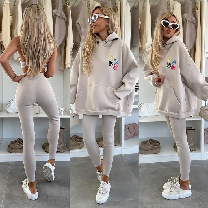 Kvinnens avslappede oversized hettegenser med fargerik logo og kengurulomme Skjora