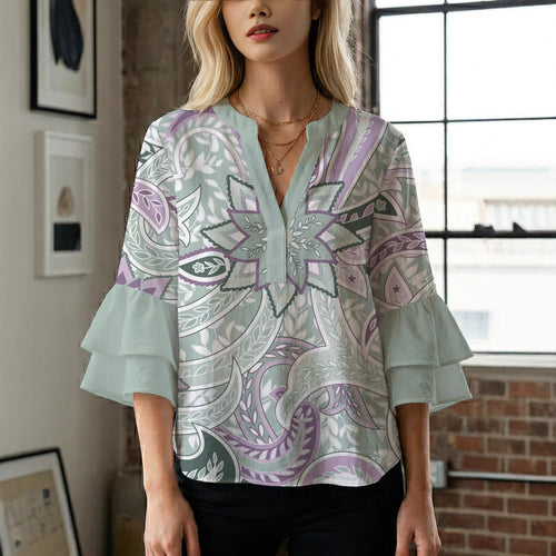 Damebluse med voluminøse puffermer og kreativt blomstermønster Skjora