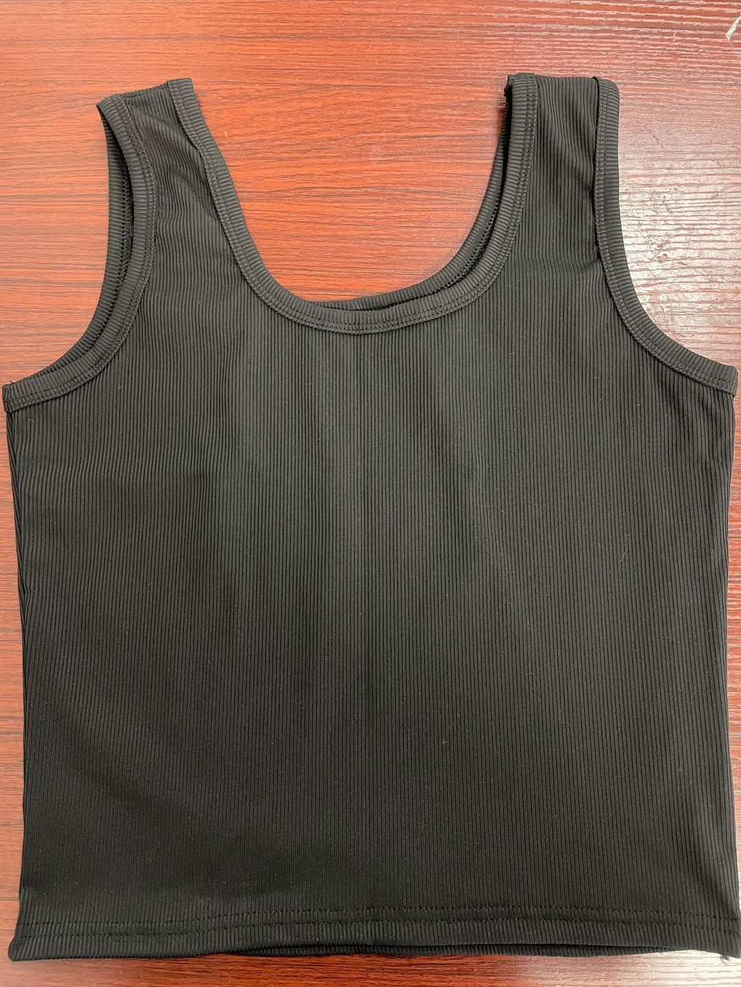 Dame avslappet cropped T-skjorte laget av fin ribbestrikk Skjora