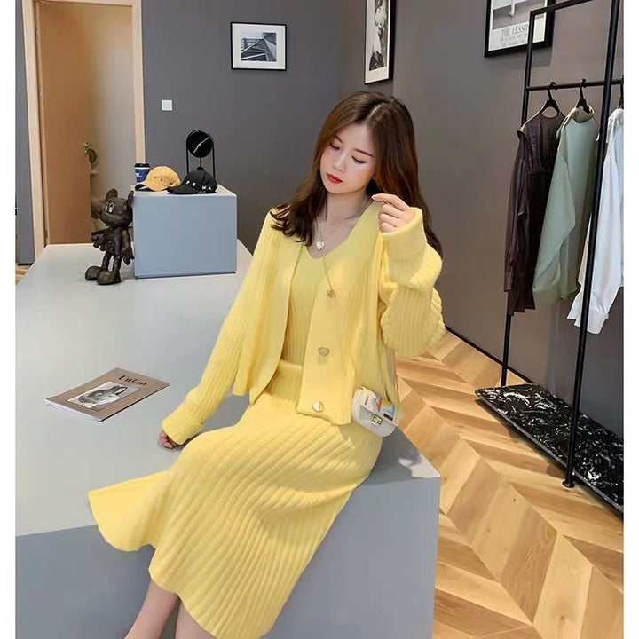 Women's knitted ensemble with elegant V-neck and decorative cardigan Skjora