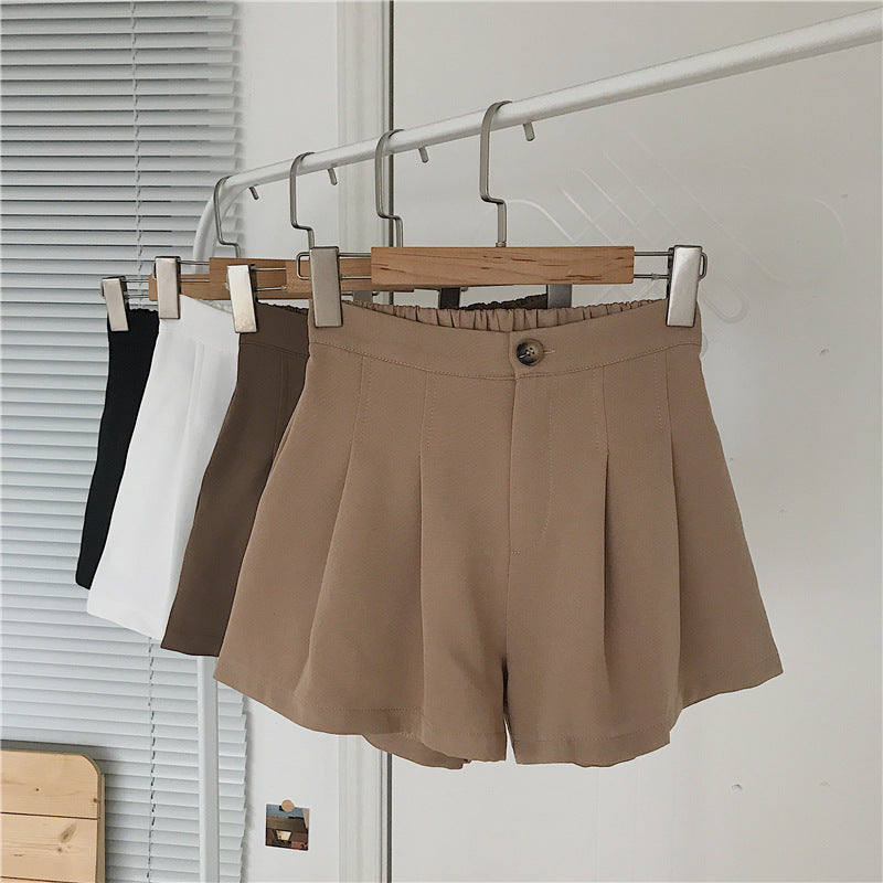 Kvinne elegante shorts med folder og knappedetalj