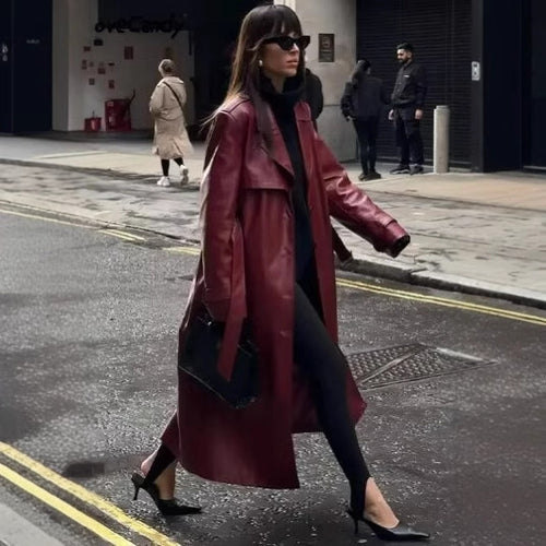 Kvinnenes elegante trenchcoat i moderne faux skinnutseende med belte i midjen Skjora